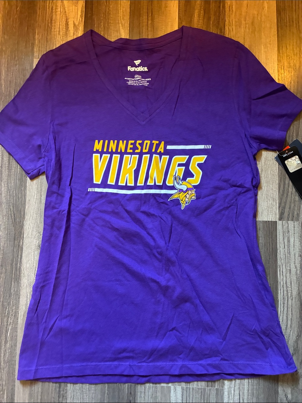 Fanatics Minnesota Vikings Women's Purple V-Neck Shirt- 100% cotton- NWT- Size M
